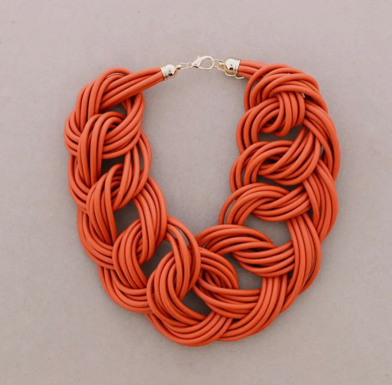 Collana multipiega in gomma