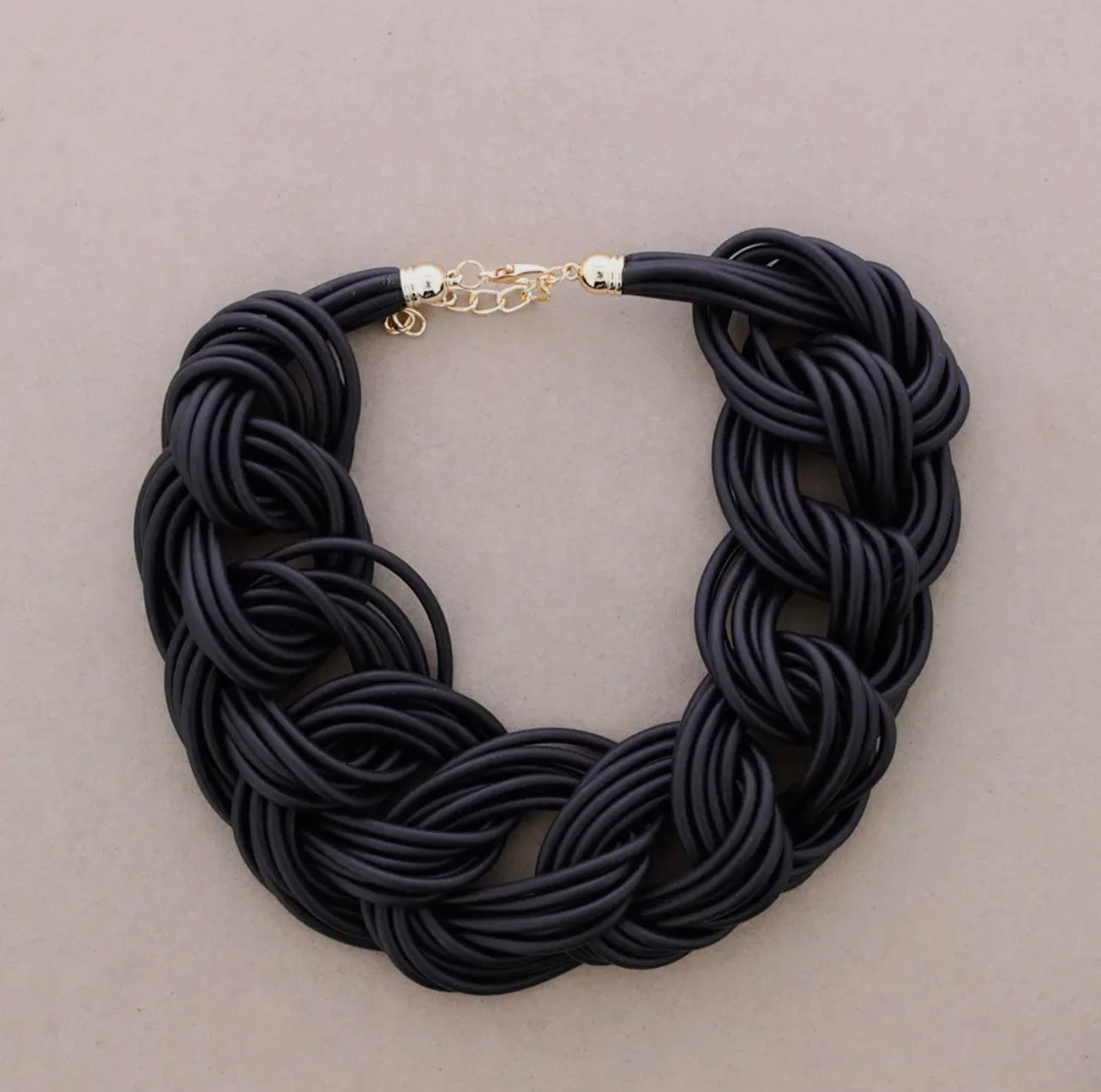Collana multipiega in gomma