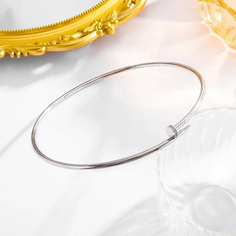 Collana rigida chiodo