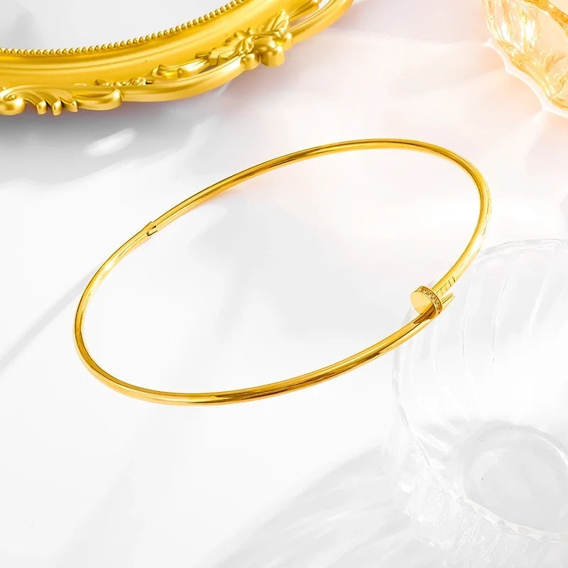Collana rigida chiodo